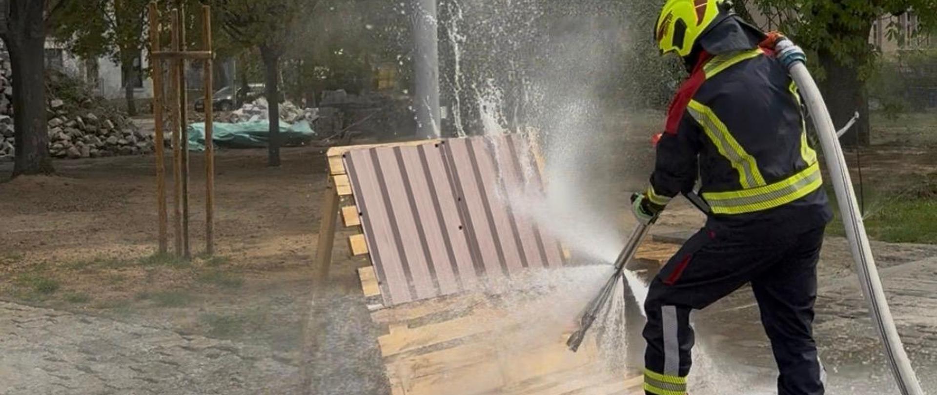 próba przebicia się przez blache dachową