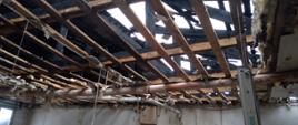 Spalona więźba dachowa pomieszczeń stolarni