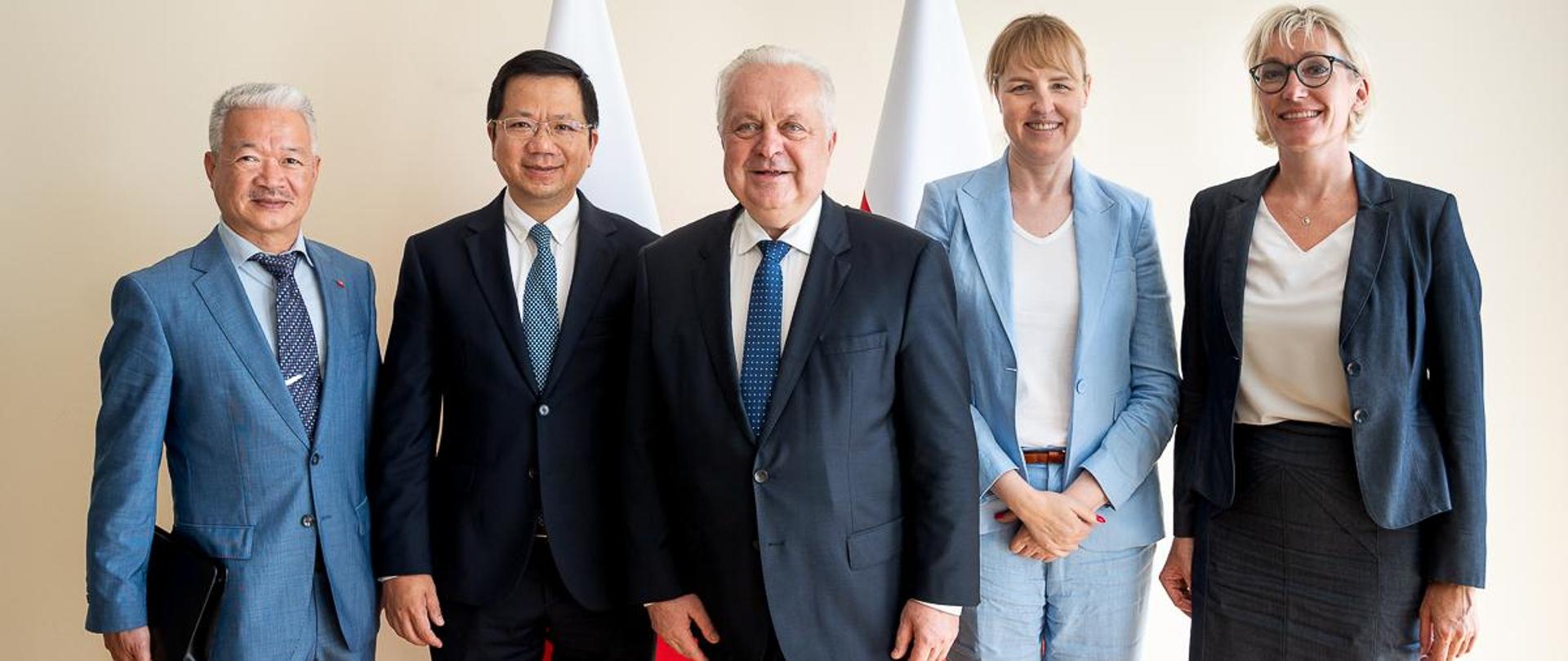 Commemorative photo taken after the meeting (photo by the Ministry of Agriculture and Rural Development)