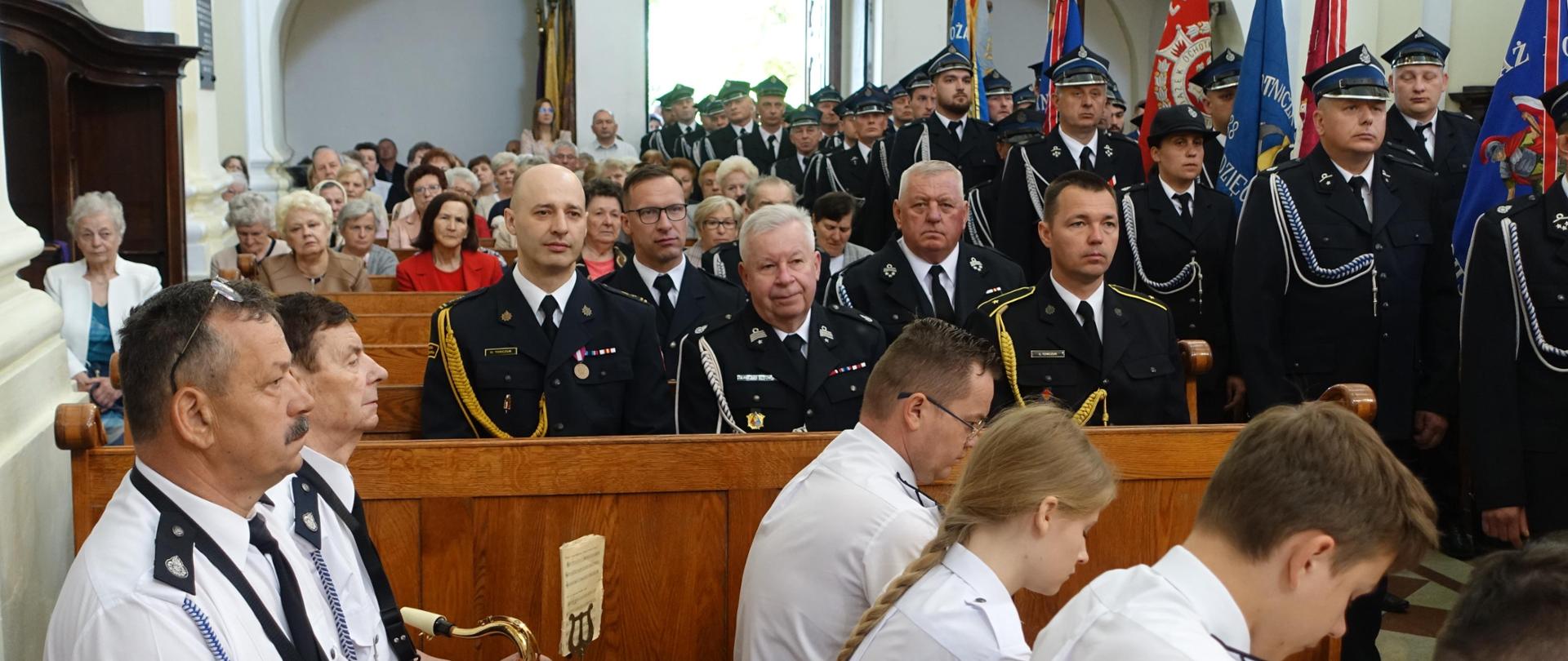 Jubileusze 60-lecia powstania OSP w Dzięciołach Bliższych - 5.05.2024 r. - trwa uroczysta msza św.,