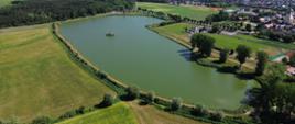 Po rozbudowie zbiornik Miejska Górka będzie mógł zgromadzić przy maksymalnym poziomie piętrzenia do 780 tysięcy metrów sześciennych wody na powierzchni zalewowej blisko 28 hektarów.