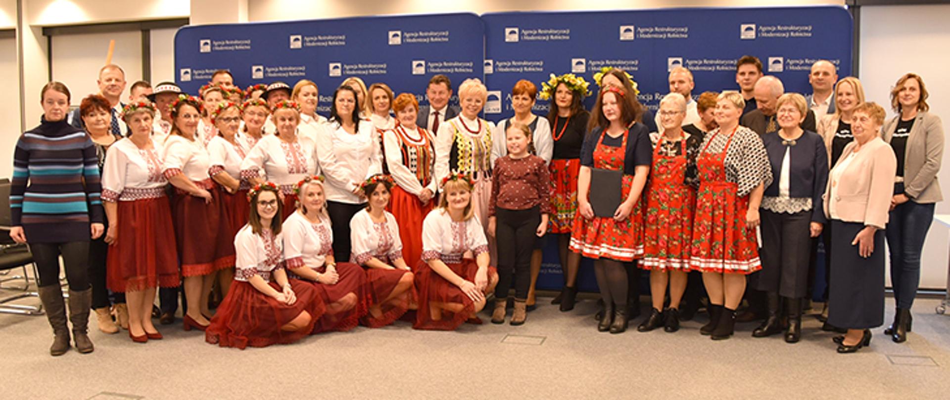 Warszawa 24 listopada 2022 r: laureaci konkursów fotograficznego oraz dla Kół Gospodyń Wiejskich wraz z Haliną Szymańską Prezes ARiMR