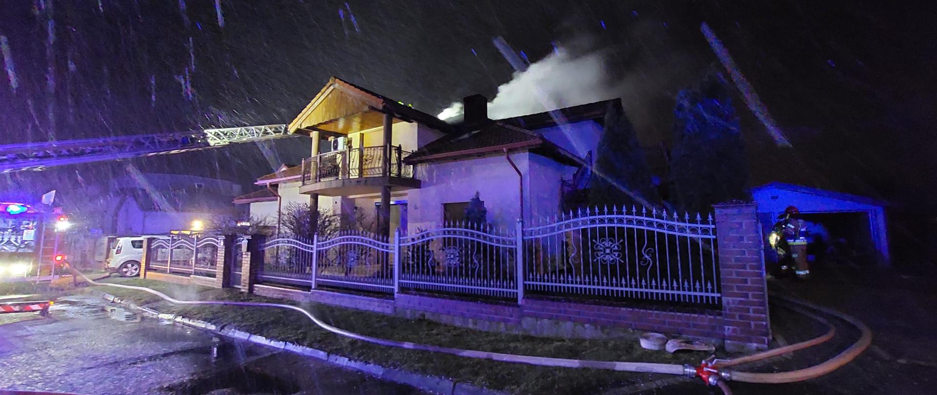 Dom z palącym się poddaszem