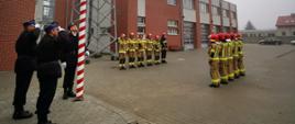 Widoczni na zdjęciu strażacy podczas uroczystej zmiany służby 