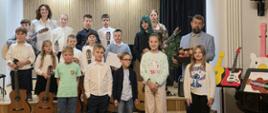 Galeria 20 zdjęć z koncertu uczniów klasy gitary „Gitara wróciła z wakacji”, który odbył się 21 września 2026 roku w Państwowej Szkole Muzycznej I stopnia w Kłodzku. Fotografie przedstawiają uczniów podczas wykonywania utworów na gitarach oraz pamiątkowe ujęcia uczestników koncertu.