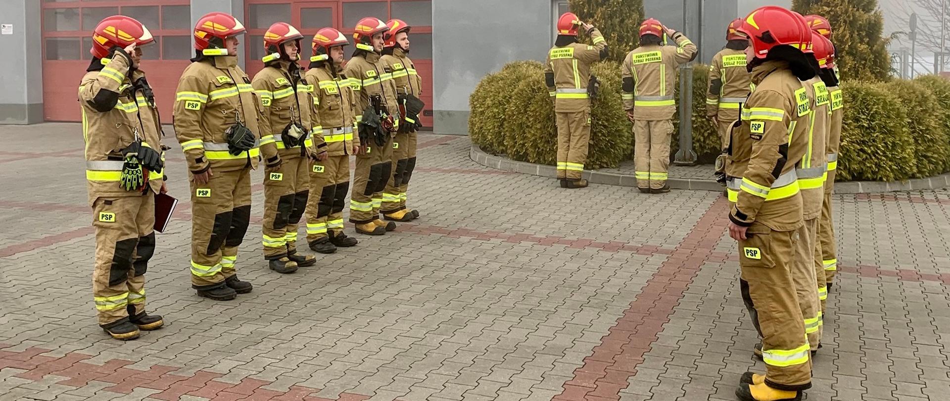 Uroczysta zmiana służby- podniesienie flagi państwowej.