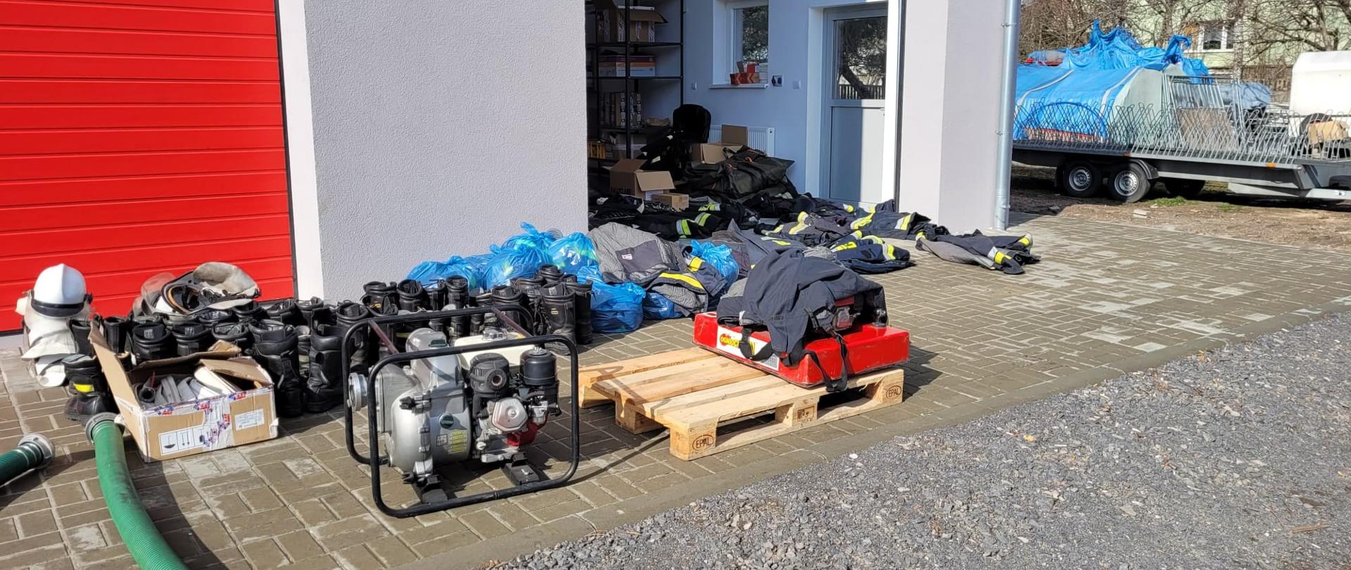 Zdjęcie przedstawia sprzęt przekazany z jednostek Ochotniczych Straży Pożarnych z terenu powiatu lwóweckiego w ramach pomocy dla Ukrainy.