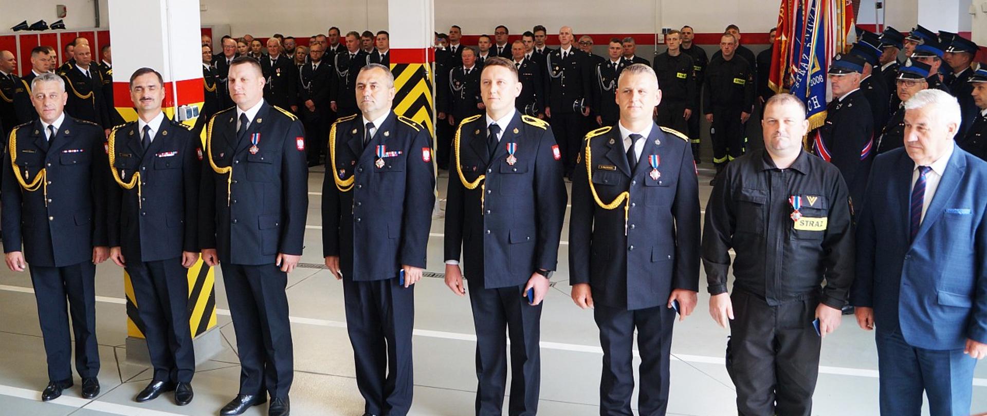 Na zdjęciu widać odznaczonych strażaków wraz z Zastępcą Komenanta Wojewódzkiego PSP w Biłymstoku i Powiatowym PSP w Kolnie