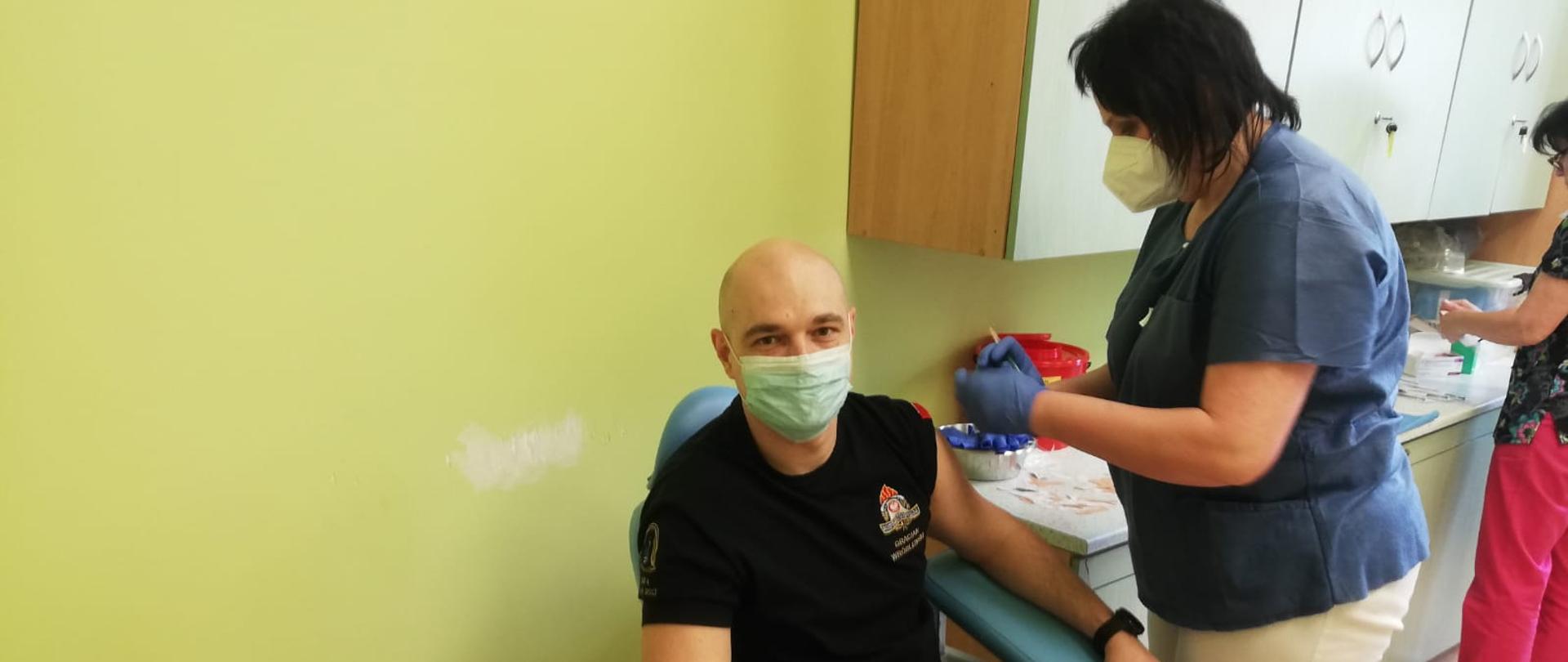 Strażacy w trakcie szczepienia.