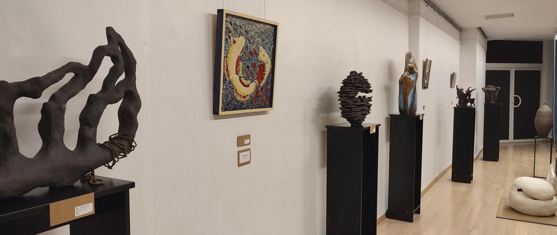 Widok sali wystawowej z pracami z Wyniki Konkursu
II Ogólnopolskie Biennale Form Rzeźbiarskich i Użytkowych Centrum Edukacji Artystycznej