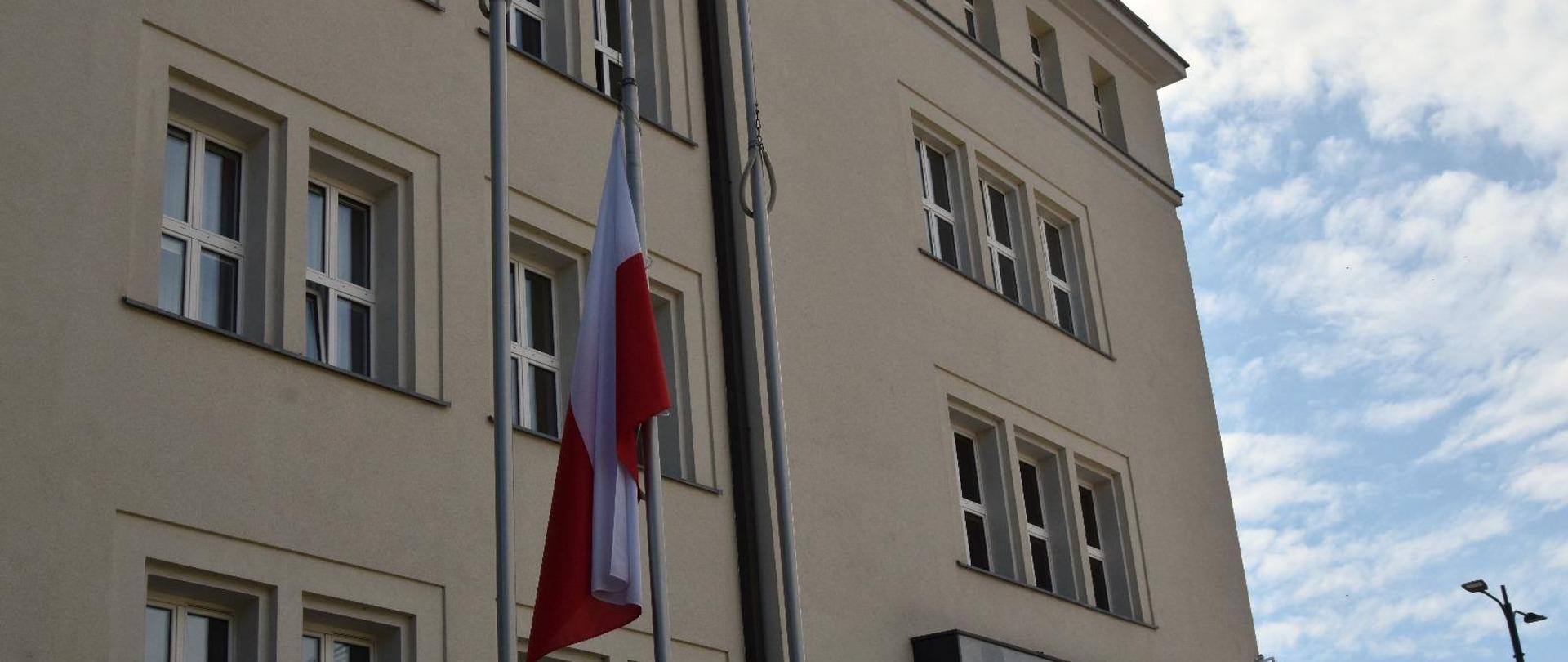 Flaga przed WMUW opuszczona do połowy