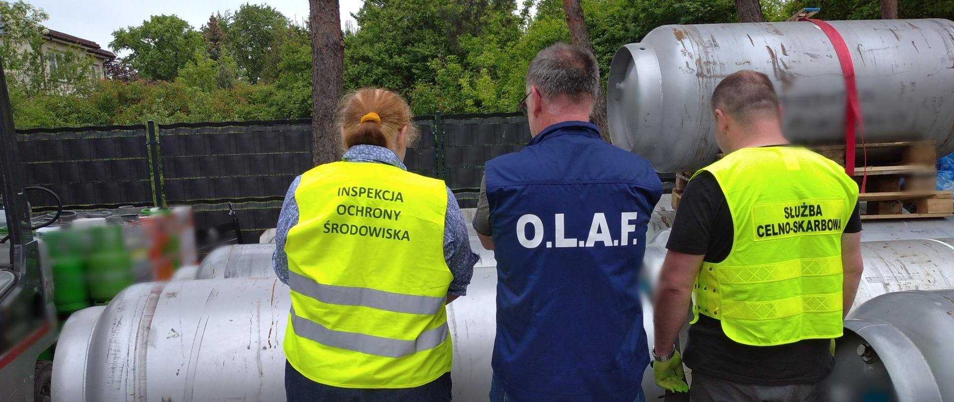 Inspektor Wojewódzkiego Inspektoratu Ochrony Środowiska w Warszawie wraz z inspektorem Europejskiego Urzędu ds. Zwalczania Nadużyć Finansowych (OLAF) oraz funkcjonariuszem Służby Celno-Skarbowej (SCS) prowadzą działania w miejscu ujawnionego nielegalnego przechowywania gazów chłodniczych.