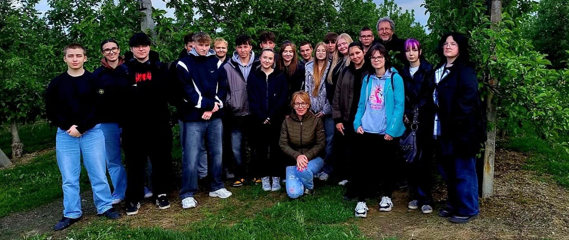 Klasa III BSI na wycieczce szkolnej w Gospodastwie Dudek - jabłko, gruszka czy pietruszka 