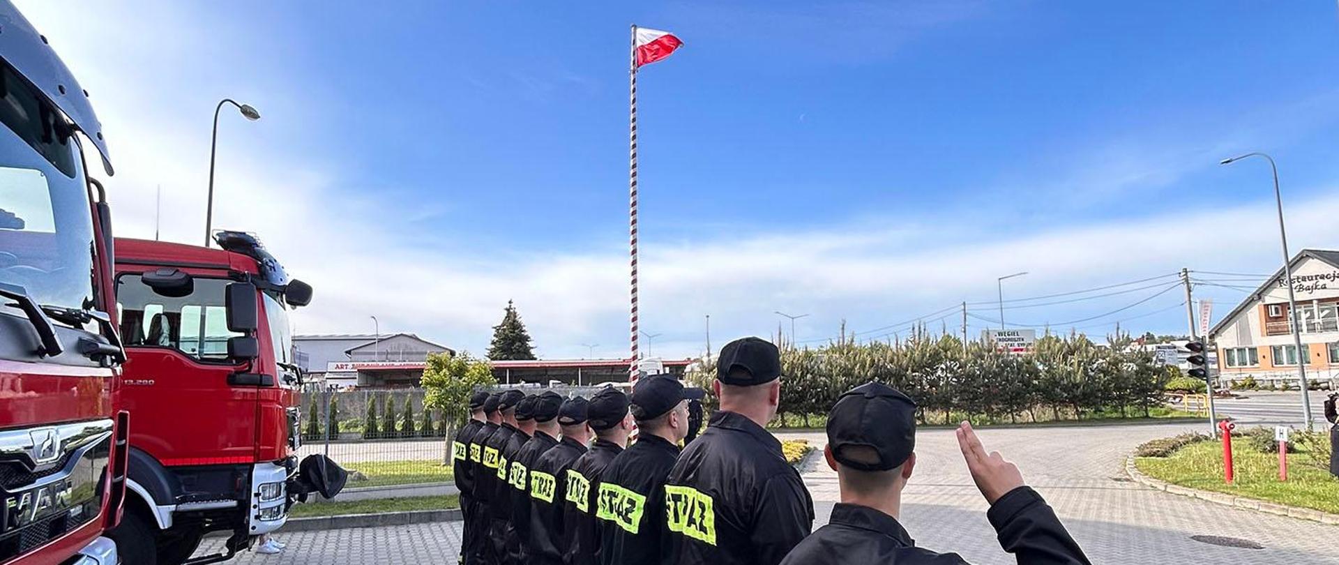 Uroczysta zbiórka z okazji Dnia Flagi Rzeczypospolitej Polskiej w Komendzie Powiatowej PSP w Kazimierzy Wielkiej