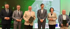 Podpisanie 6 umów dot. budowy i rozbudowy sieci elektroenergetycznych na potrzeby zasilania ogólnodostępnych stacji ładowania dużych mocy w siedzibie NFOŚiGW z przedstawicielami zarządów ENEA Operator, Energa-Operator, PGE Dystrybucja i TAURON Dystrybucja. 