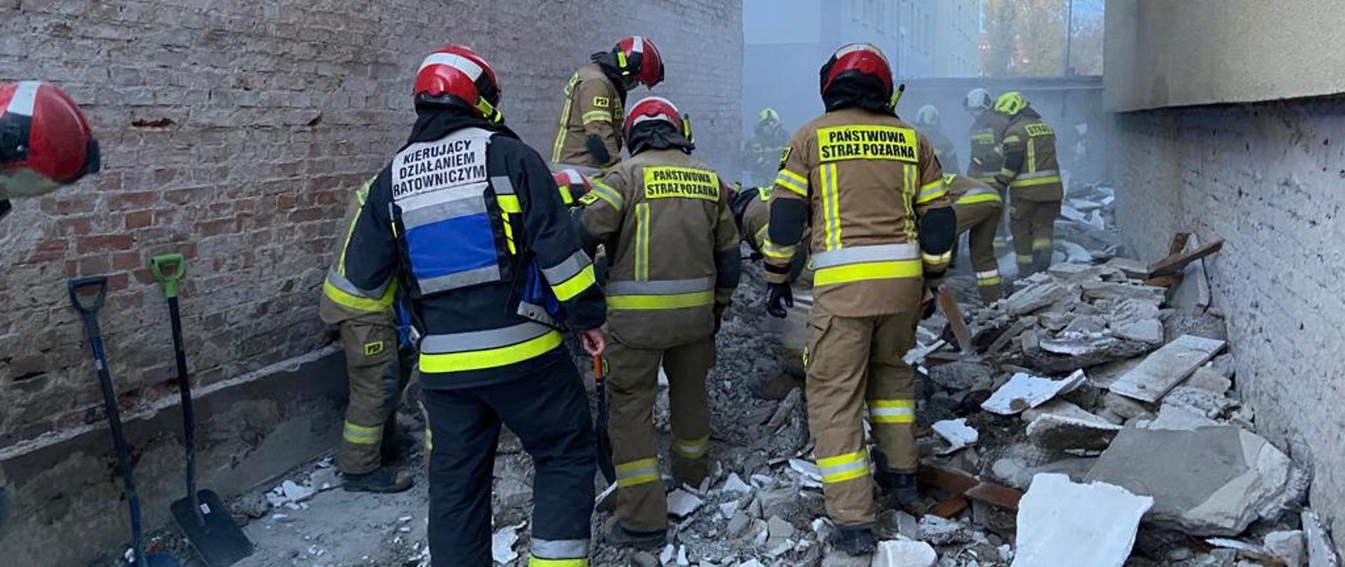 Zerwana elewacja w budynku mieszkalnym przy ul. Wolności w Brzegu