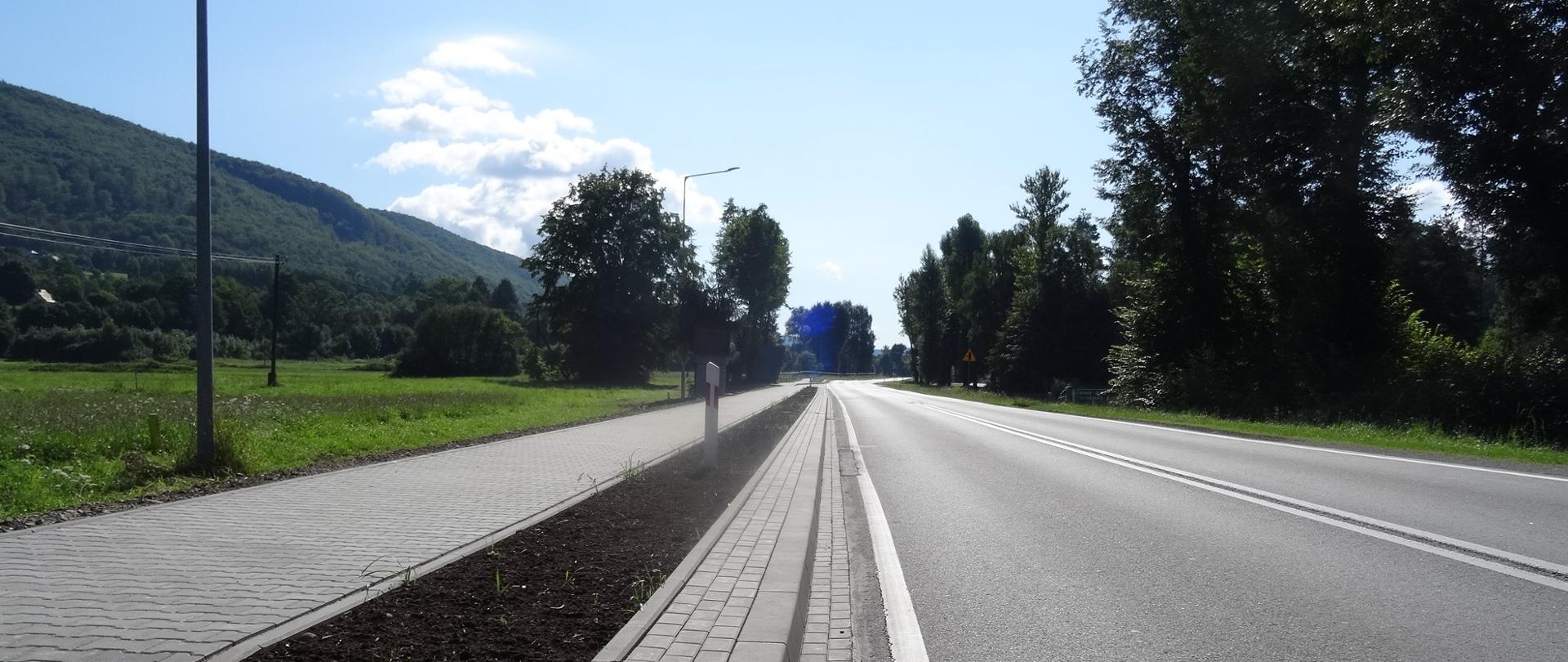 zdjęcie jezdni jednopasmowej w dwóch kierunkach z chodnikiem