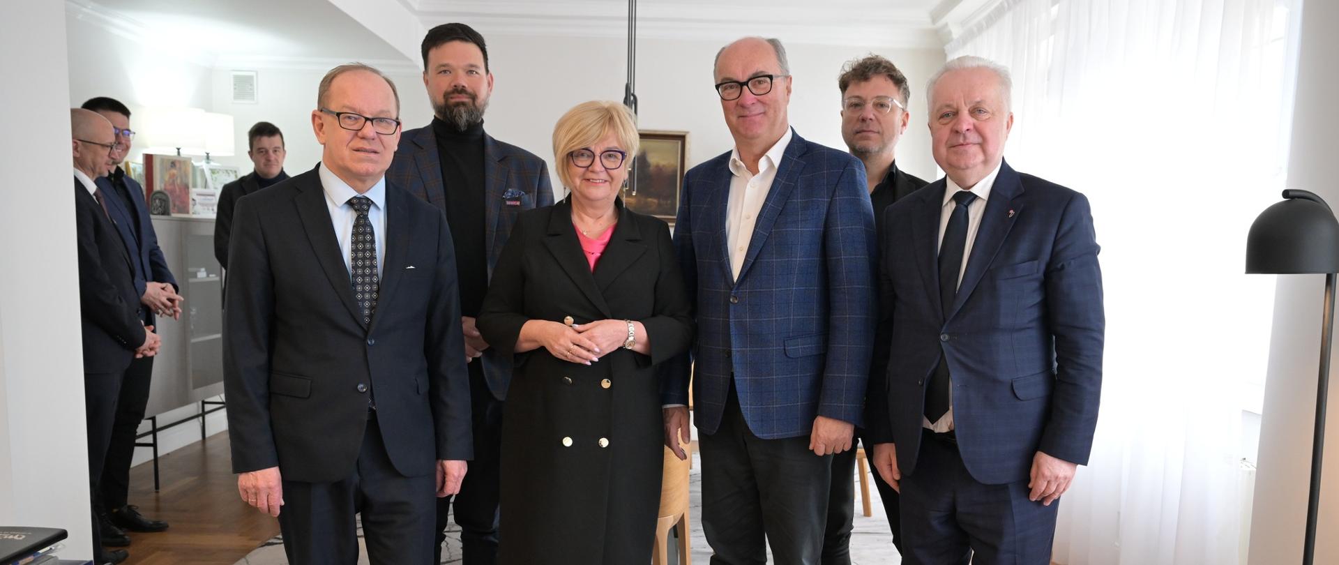 Uczestnicy spotkania u wojewody podkarpackiego Teresy Kubas-Hul