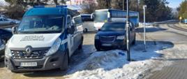 Radiowóz małopolskiej ITD i widoczny w tle kontrolowany autokar.