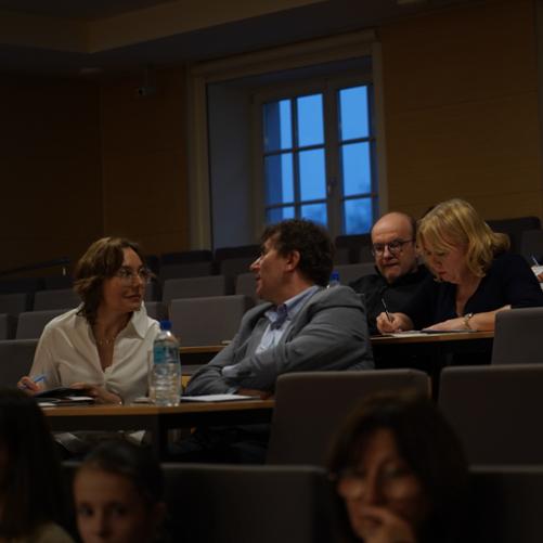 zdjęcie przedstawia członków jury na miejscach siedzących sali koncertowej podczas przesłuchań konkursowych, inne ujęcie