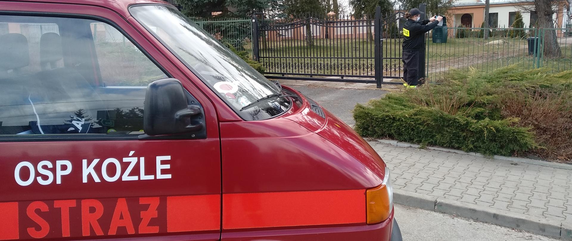 OSP Koźle dostarcza ulotki