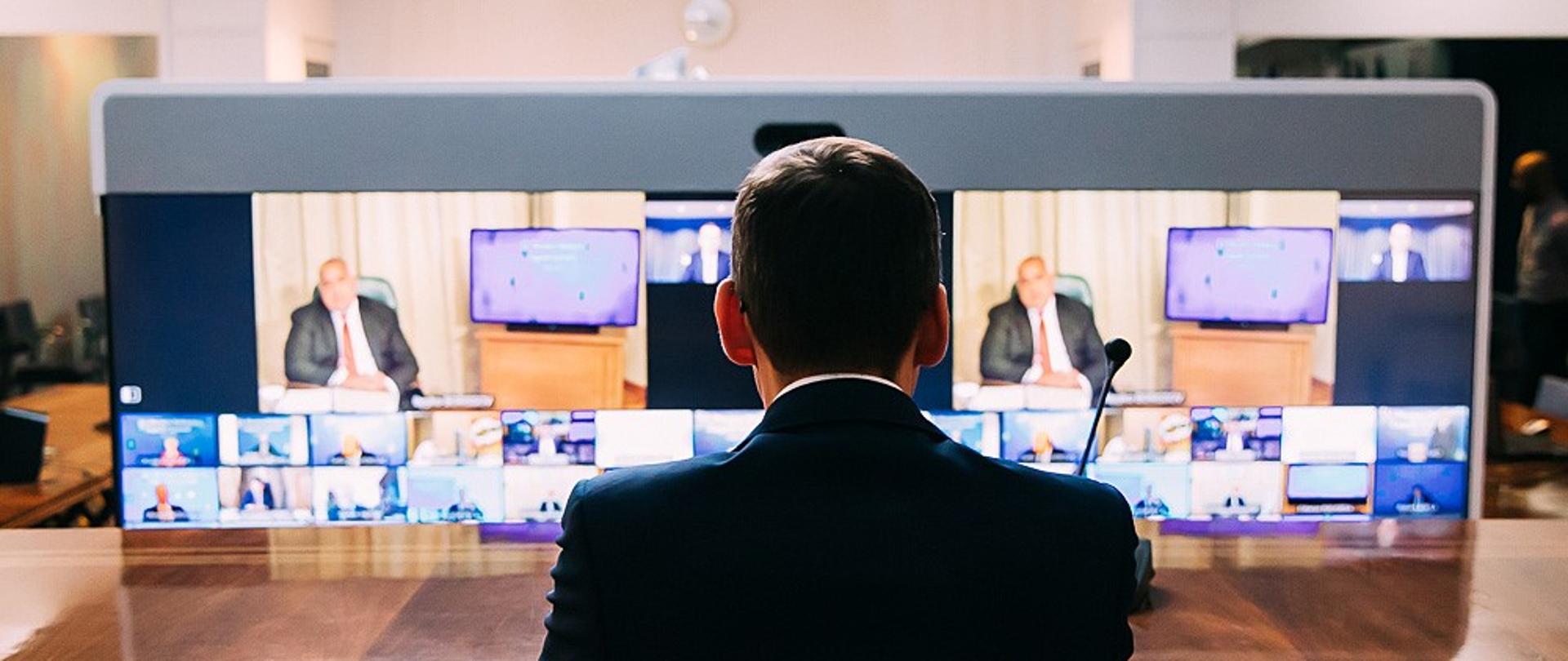 Premier podczas wideokonferencji.
