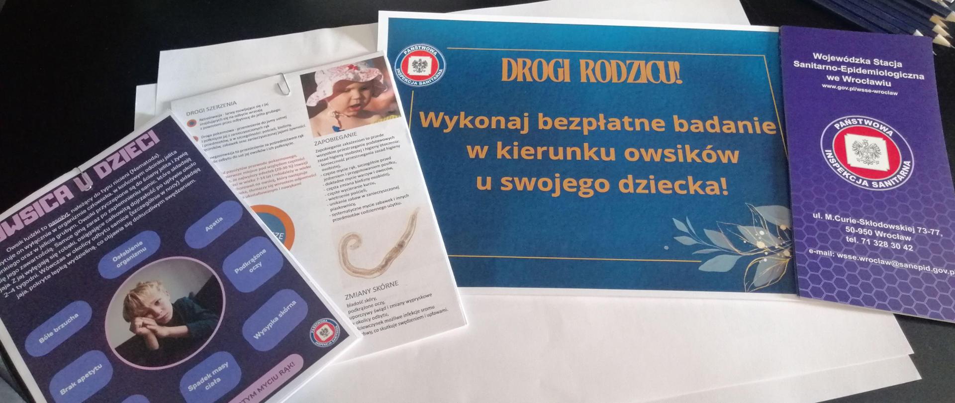 Ulotki profilaktyczne przeciwko owsicy ułożone na stole