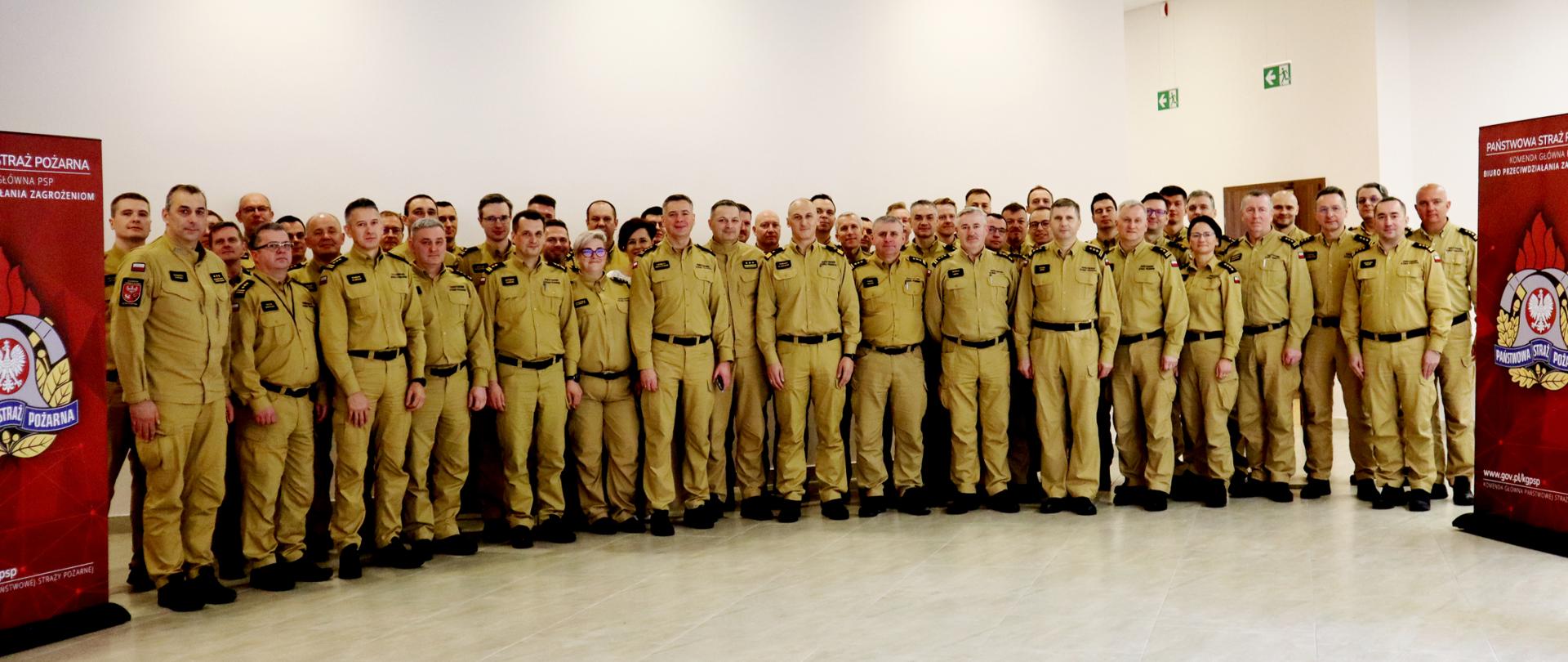 Zdjęcie grupowe strażaków uczestniczących w odprawie