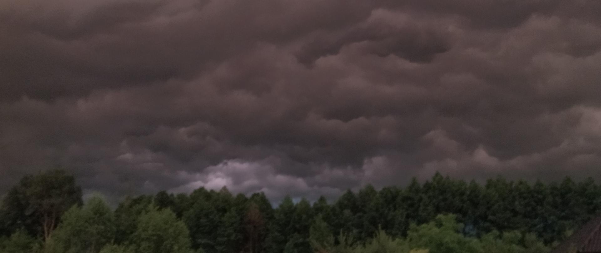 Widok kłębiących się ciemnych chmur burzowych
