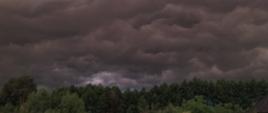 Widok kłębiących się ciemnych chmur burzowych