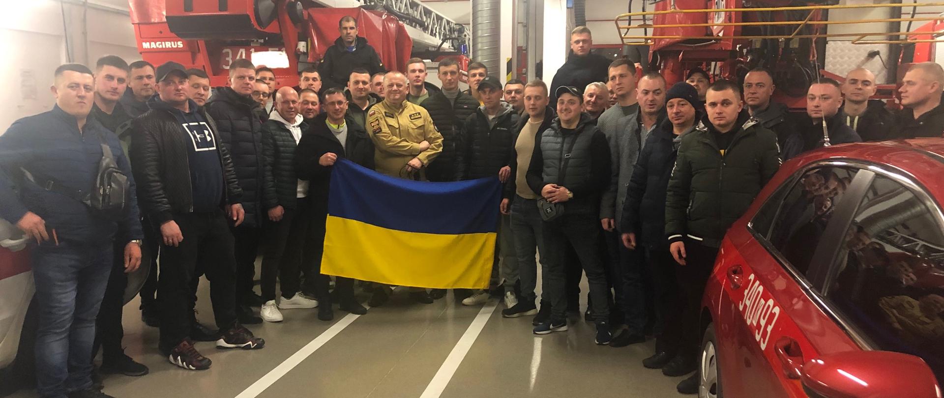 Grupa strażaków z Ukrainy na garażu JRG nr 1 w Nowym Sączu