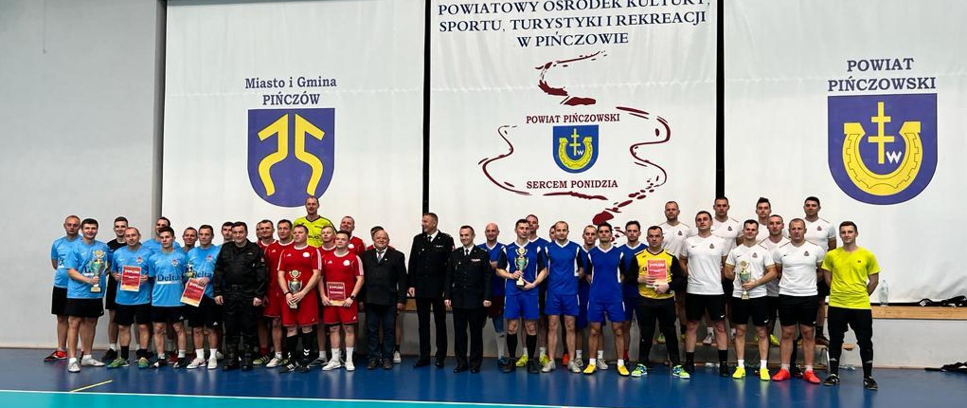 Zdjęcie przedstawia wszystkich finalistów oraz zastępcę Świętokrzyskiego Komendanta Wojewódzkiego Państwowej Straży Pożarnej st. bryg. Artura Brachowicza, Komendanta Powiatowego PSP w Pińczowie st. bryg. Jarosława Huka, Wicestarostę Pińczowskiego Pana Ryszarda Barny i Naczelnika Ośrodka Szkolenia KW PSP w Kielcach bryg. Jana Brożynę.