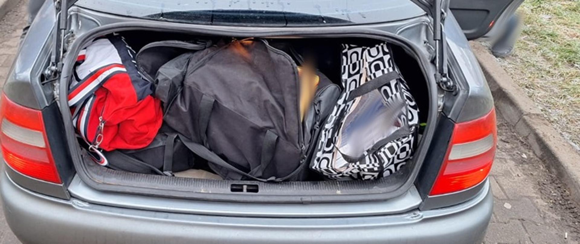 Torby znajdujące się w bagażniku samochodu osobowego 