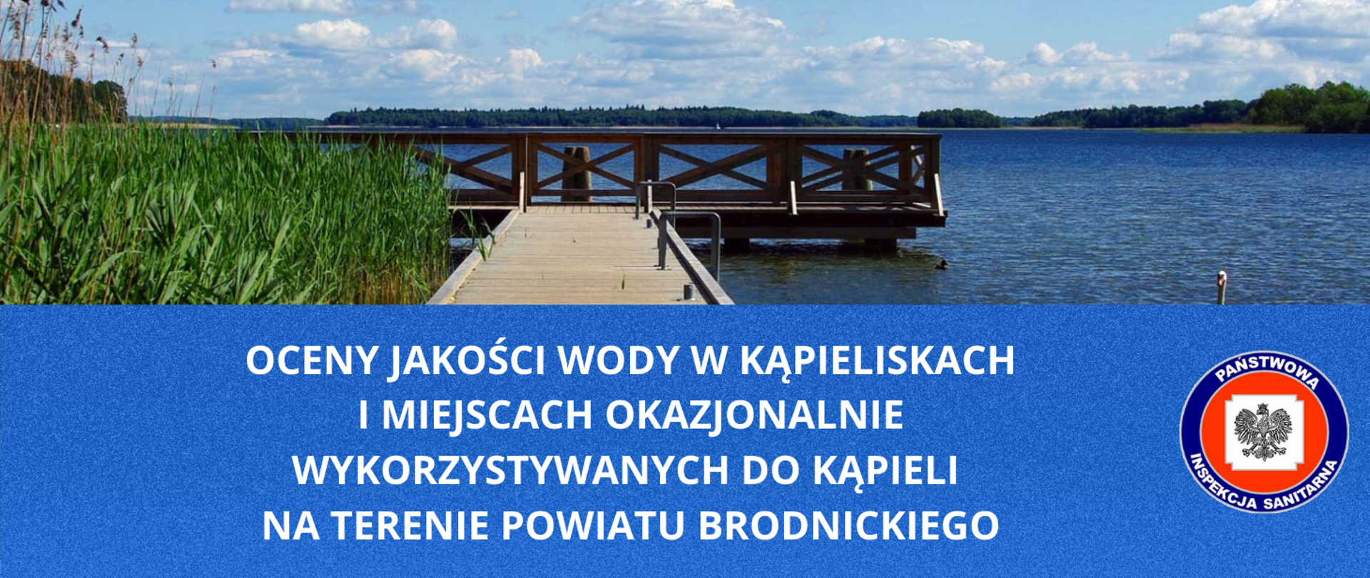 Oceny jakości wody kąpielisk i miejsc okazjonalnie wykorzystywanych do kąpieli. Logo Państwowej Inspekcji Sanitarnej. W tle pomost, jezioro i niebo z chmurami.