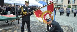 Zdjęcie przedstawia Zastępcę Komendanta Głównego Państwowej Straży Pożarnej nadbrygadiera Adama Koniecznego oraz Komendanta Powiatowego Państwowej Straży Pożarnej w Lwówku Śląskim starszego brygadiera Mariusza Mróz podczas ceremonii przekazania sztandaru dla Komendy Powiatowej Państwowej Straży Pożarnej w Lwówku Śląskim. 