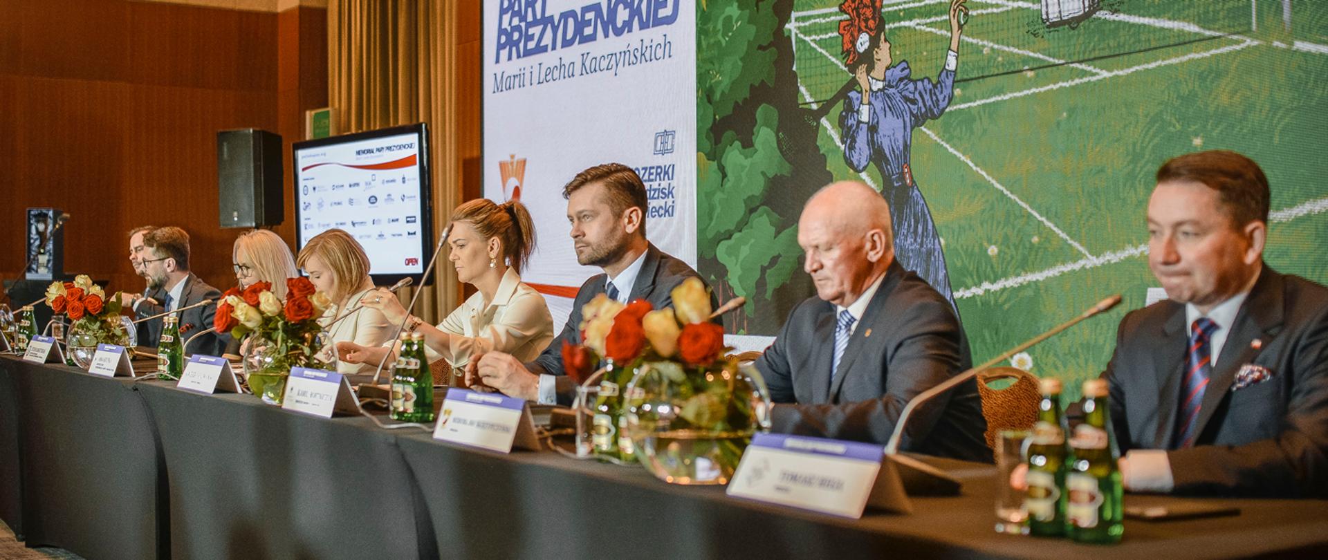 Konferencja prasowa - Memoriał Pary Prezydenckiej Marii i Lecha Kaczyńskich - Polish Open. Warszawa, 20.07.2022 r. Przy stole siedzą uczestnicy konferencji.