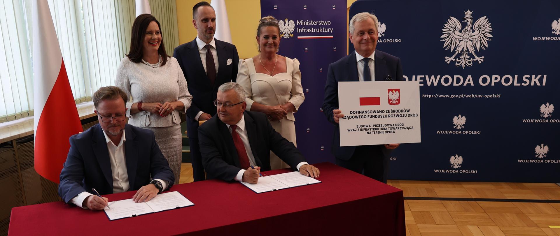 Minister A.Adamczyk i wiceprezydent Opola podpisują umowę. W drugim planie opolscy parlamentarzyści i wojewoda opolski.
