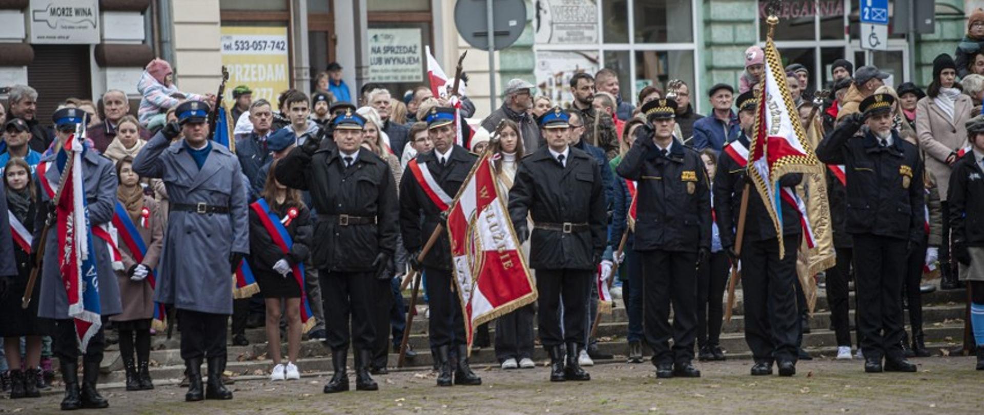 Udział komendanta miejskiego PSP w Koszalinie w obchodach z okazji 104 rocznicy odzyskania Niepodległości. Sztandar KM PSP w Koszalinie