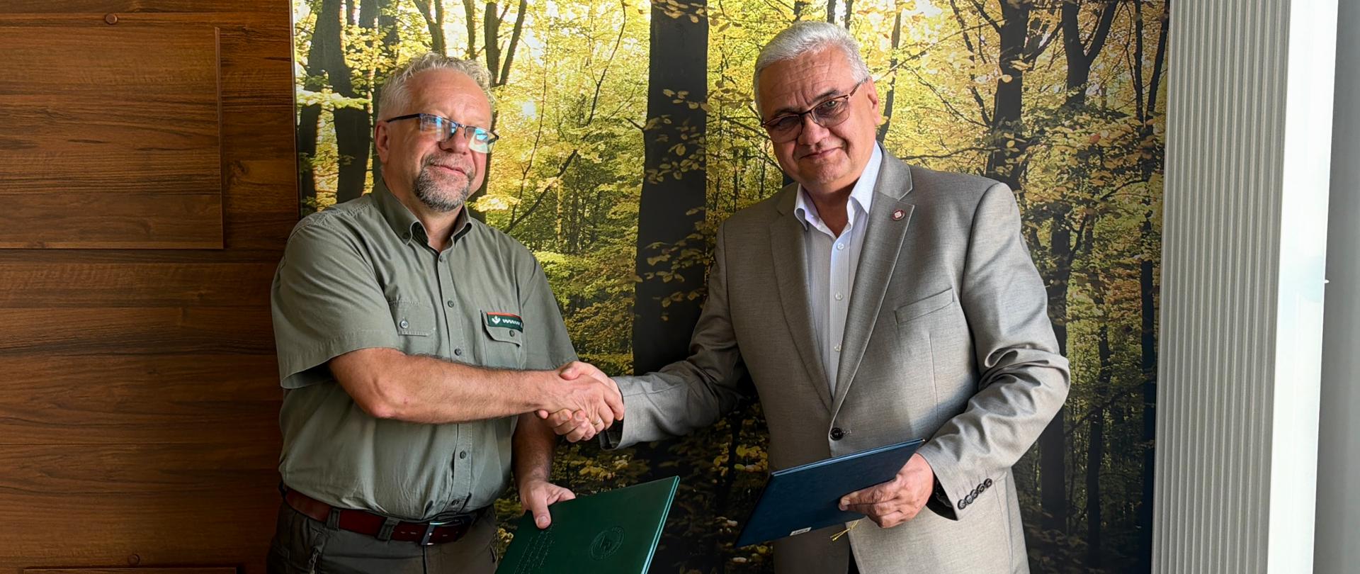 dr n. med. Grzegorz Hudzik – Dyrektor Wojewódzkiej Stacji Sanitarno-Epidemiologicznej w Katowicach i Robert Pabian – Dyrektor Regionalnej Dyrekcji Lasów Państwowych w Katowicach