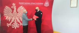 Druh OSP wraz z Zastępcą Komendanta Powiatowego na tle Loga PSP