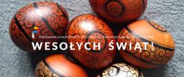 Zdjęcie, na szarym tle sześć pisanek wielkanocnych, na ich tle logo PLSP i napis: Wesołych Świąt.