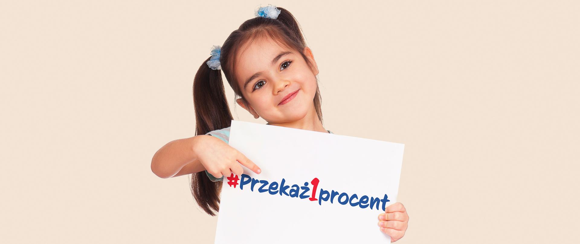 Dziewczynka z planszą z napisem # przekaż 1 procent.