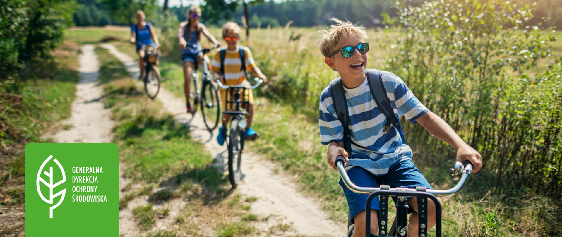 Zdjęcie przedstawia dzieci jadące na rowerach