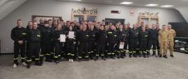 W świetlicy Komendy Powiatowej Państwowej Straży Pożarnej w Świeciu stoi grupa strażaków Ochotniczych Straży Pożarnych która zaliczyła pozytywnie szkolenie podstawowe. 