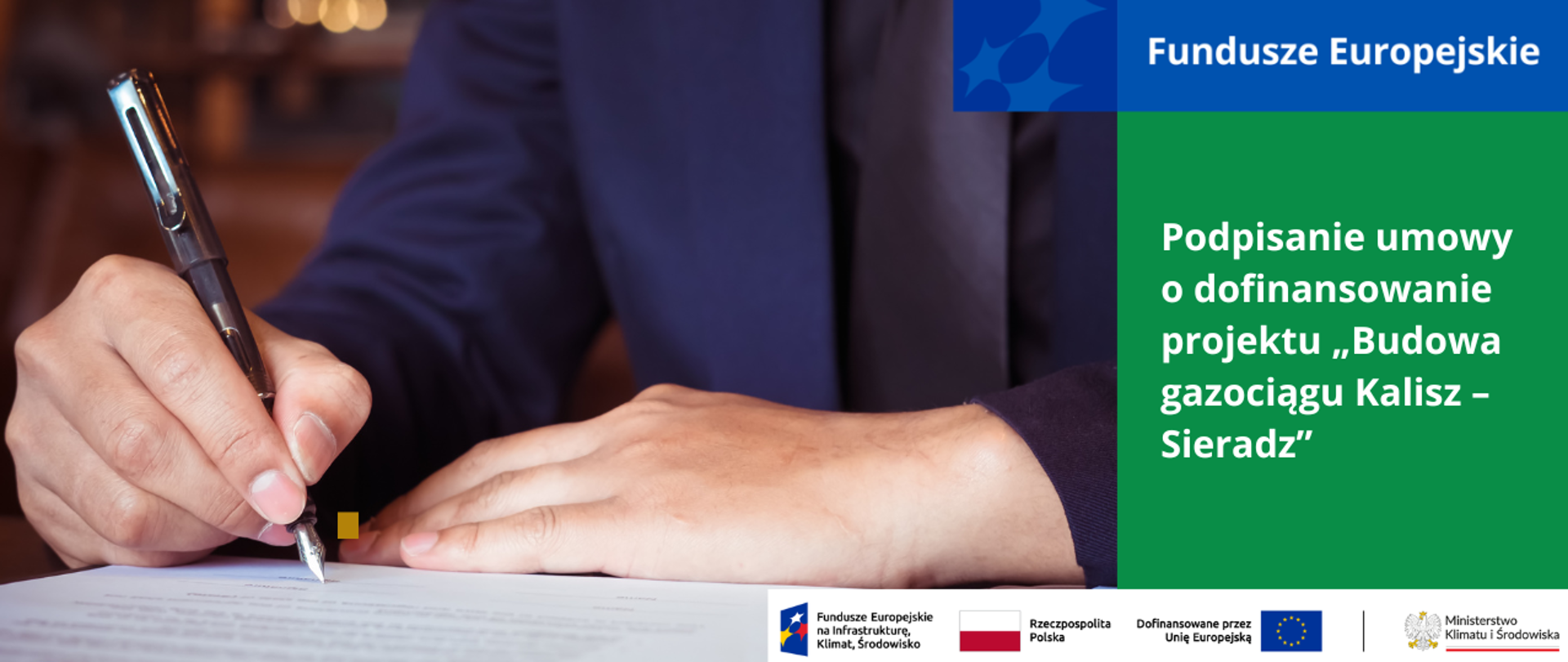 Mężczyzna podpisujący dokument