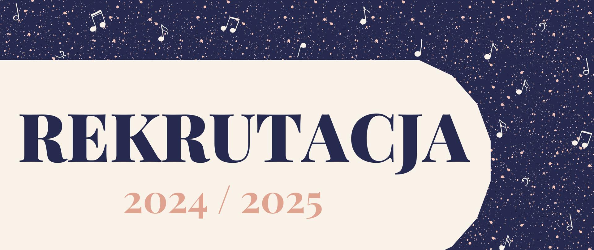 Baner o granatowym tle wypełnionym blado różowymi kropkami oraz elementami muzycznymi- nuty, klucz basowy. Od lewej strony na białym tle granatowy napis „REKRUTACJA”, poniżej w kolorze blado różowym „2024/2025”.