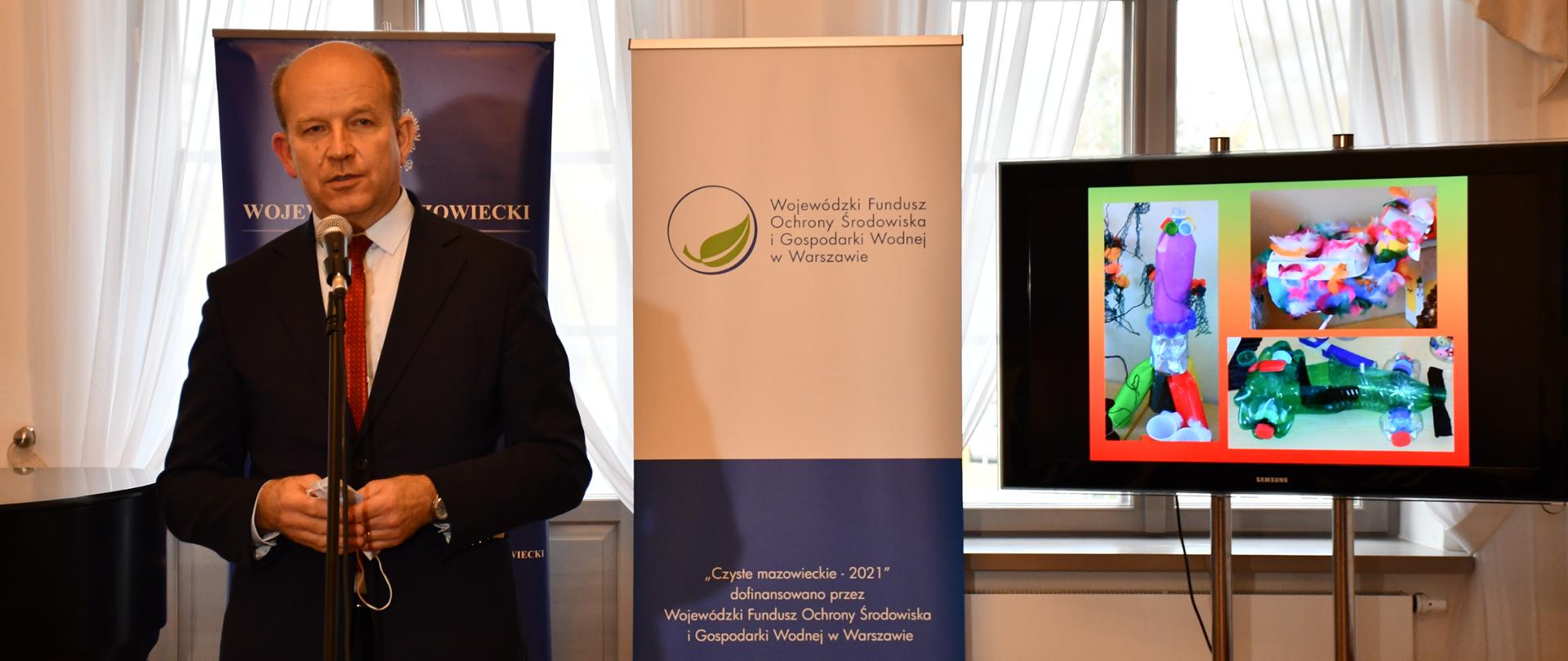 Wojewoda Mazowiecki Konstanty Radziwiłł przemawia podczas edukacyjnych warsztatów ekologicznych w ramach kampanii "Czyste mazowieckie 2021"