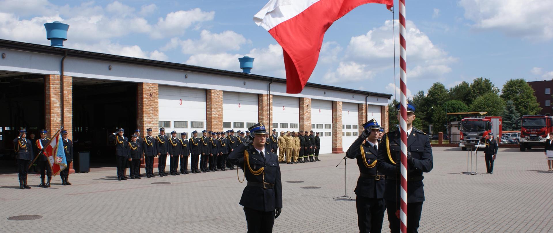 Dzień Strażaka 2024 - podniesienie flagi państwowej