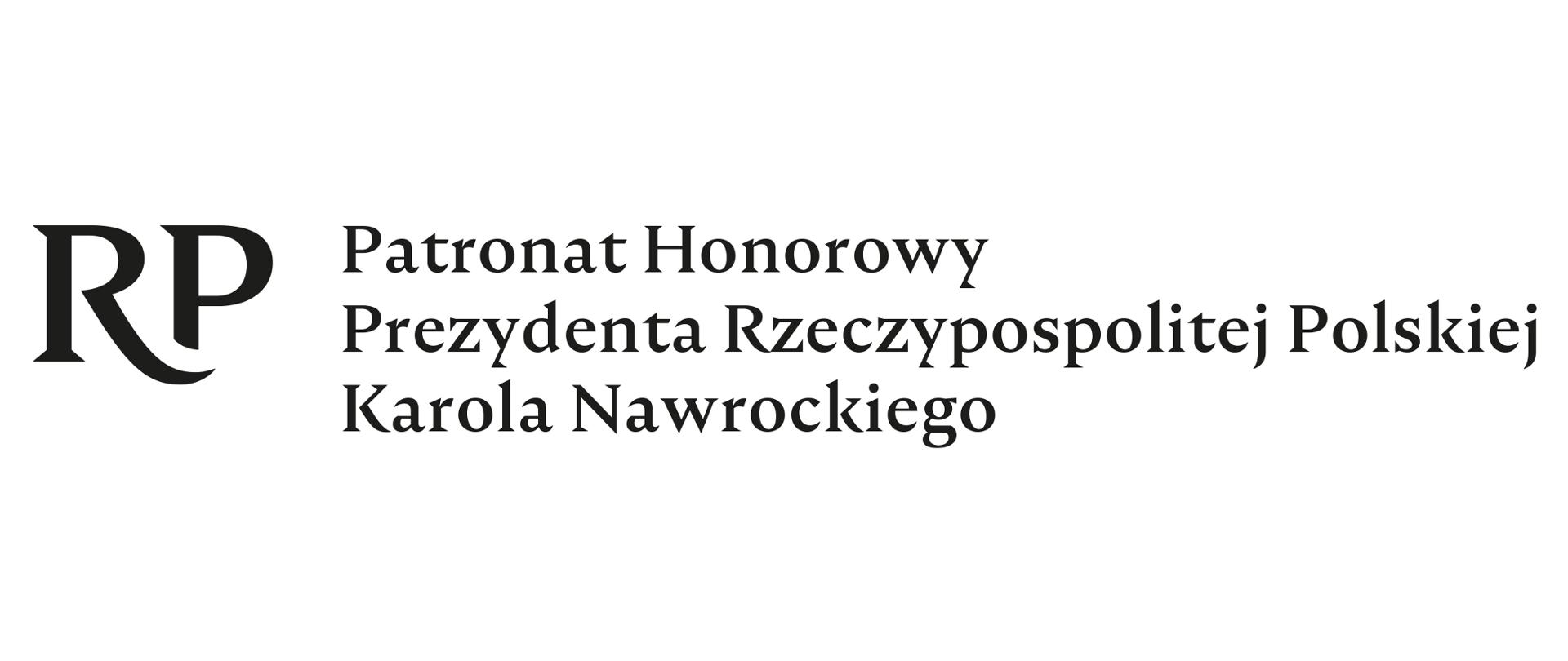 Grafika przedstawia Logotypy Patronatu Honorowego Prezydenta Rzeczypospolitej Polskiej Karola Nawrockiego. Na białym tle widzimy: po lewej stronie kompozycja dwóch czarnych liter R i P. Po prawej stronie czarny napis w trzech rzędach: Patronat Honorowy Prezydenta Rzeczypospolitej Polskiej Karola Nawrockiego