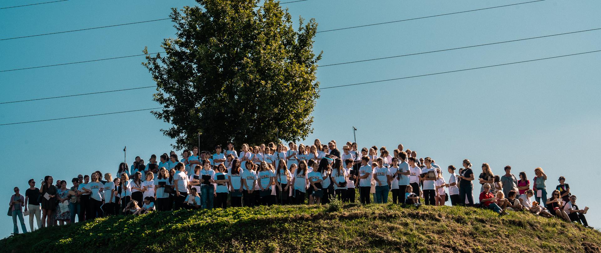 PRZASNICZKA - grupa dzieci na wzgórzu 